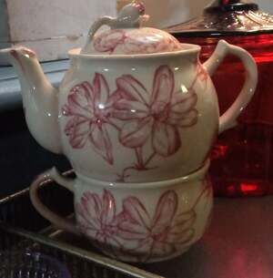 222 Fifth Yuletide Amaryllis Teapot